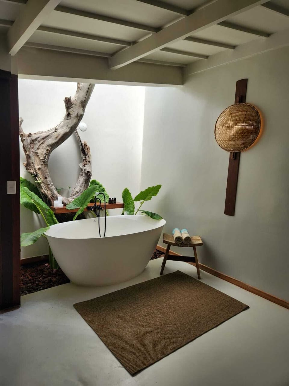 Quarto Fogo | Bathroom | Towels, soap, shampoo, toilet paper