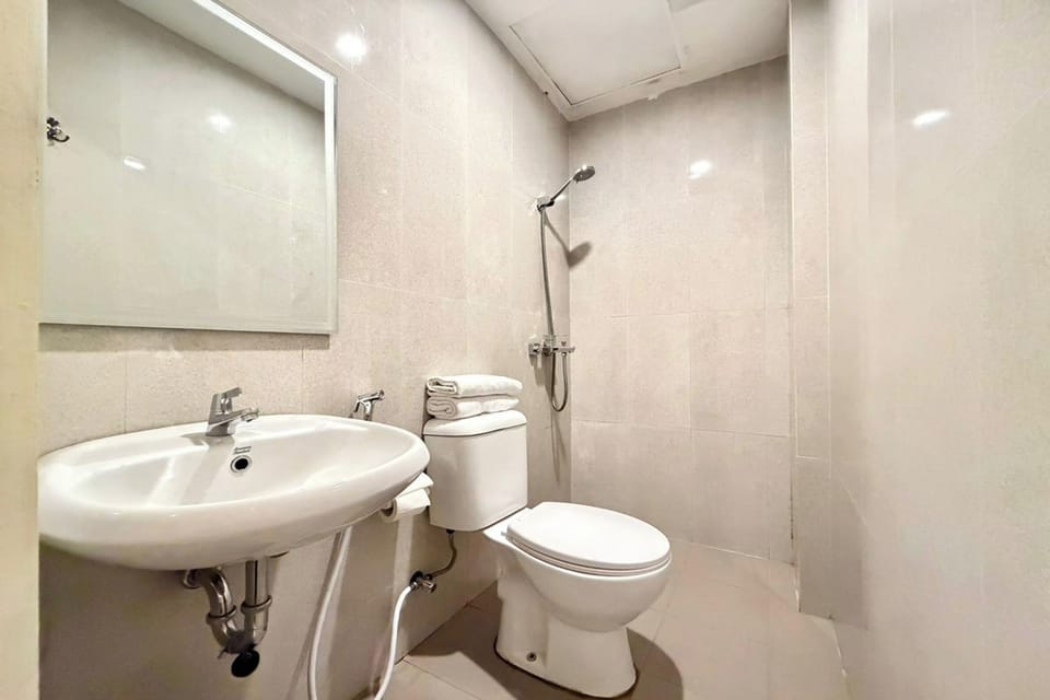 Deluxe Room | Bathroom | Shower, free toiletries, towels, soap