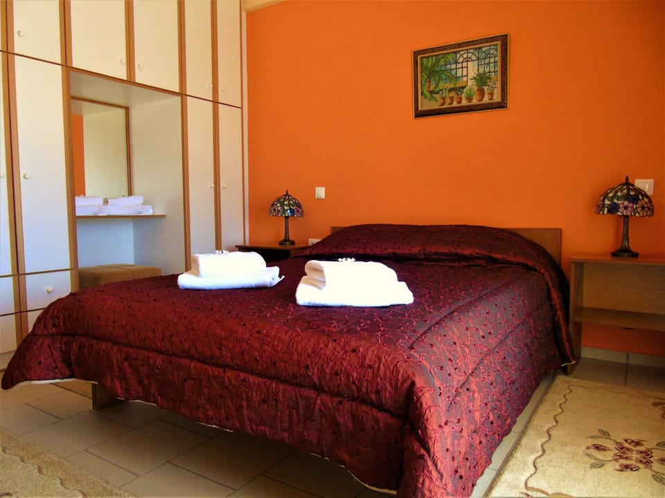1 bedroom, Egyptian cotton sheets, premium bedding, down comforters
