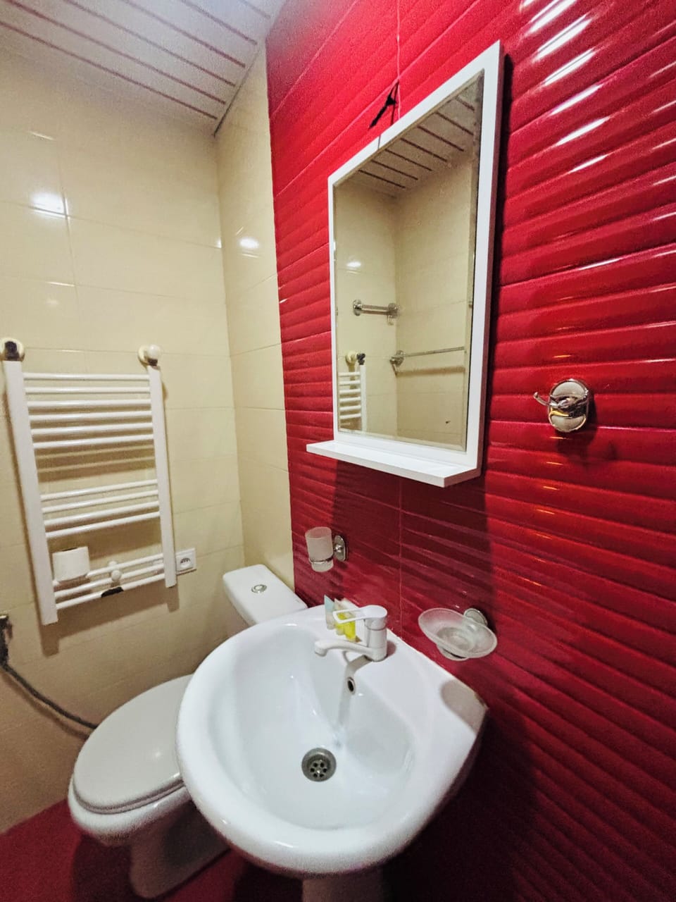 Classic Triple Room, City View | Bathroom