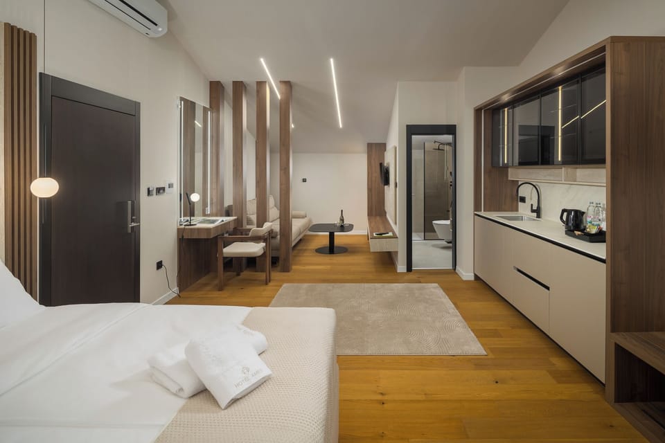 Basic Suite | Minibar, soundproofing, cribs (free), WiFi (free)