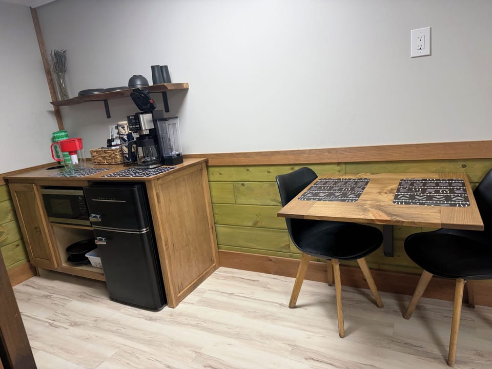 Room, 1 King Bed, Mountain View, Ground Floor | Private kitchenette | Coffee/tea maker, mini-fridge, microwave, cookware/dishes/utensils