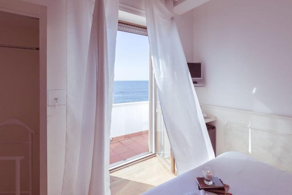 Deluxe Double Room, Sea View | Free WiFi