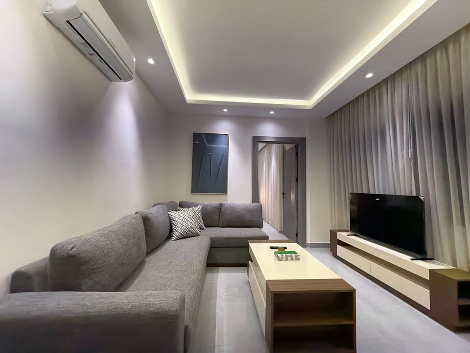 Apartment, 1 Bedroom, Accessible, Smoking | Living room