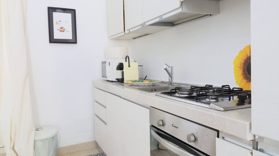 House, 3 Bedrooms, Balcony | Private kitchen