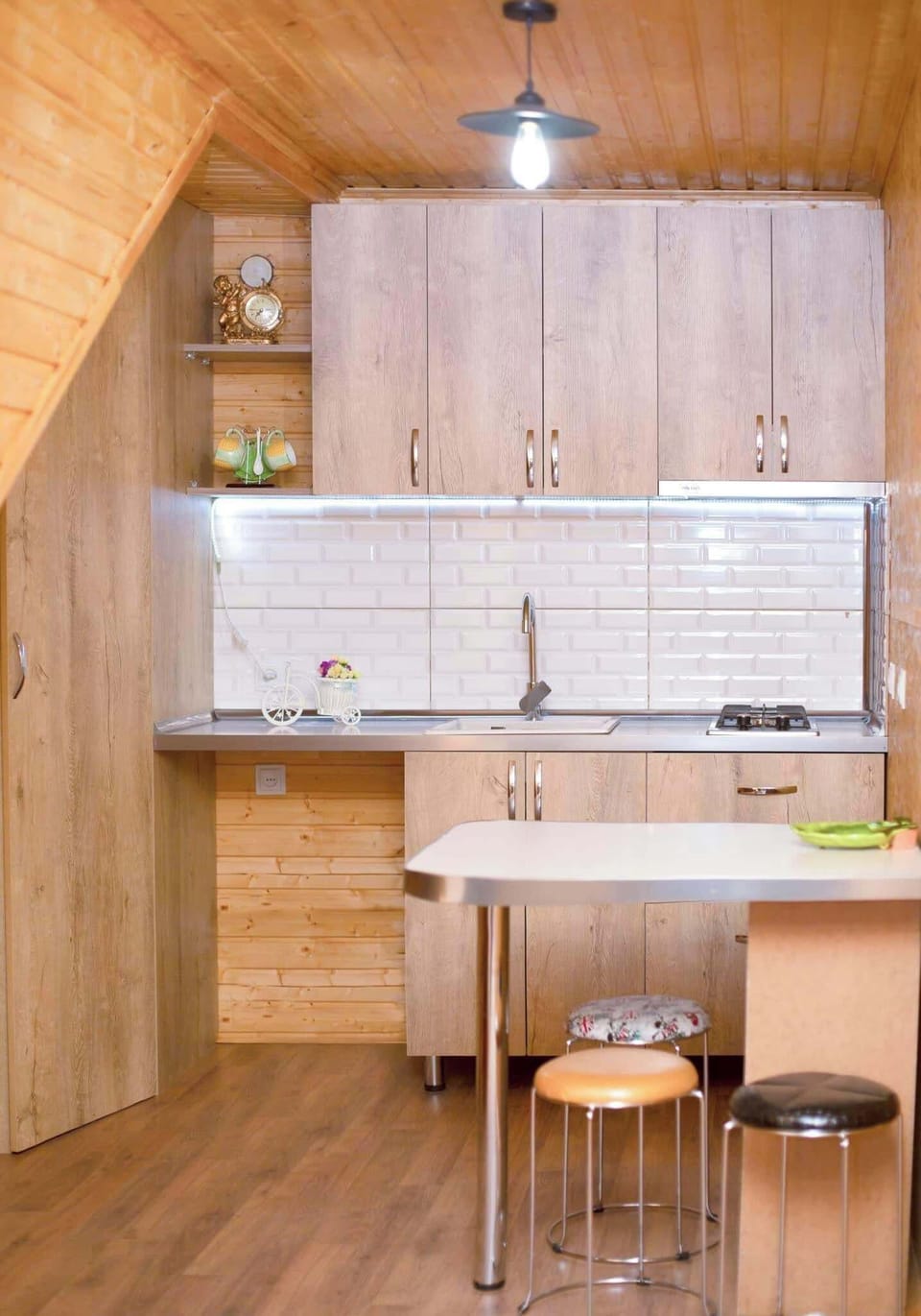 Full-size fridge, stovetop, electric kettle, cookware/dishes/utensils