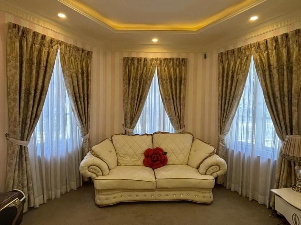 Luxury Double Room, Garden View | Living area