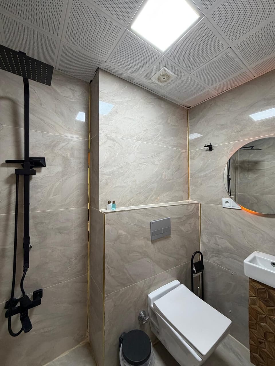 Standard Room, City View | Bathroom | Hair dryer, towels, soap, shampoo