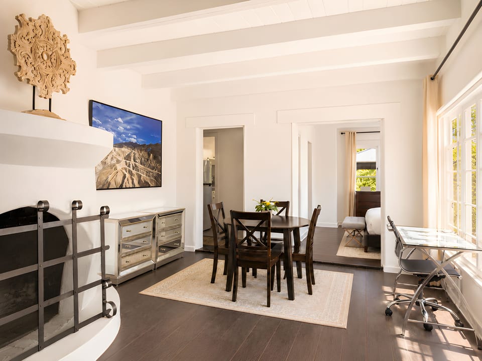 Luxury Bungalow, Pool View | Dining room