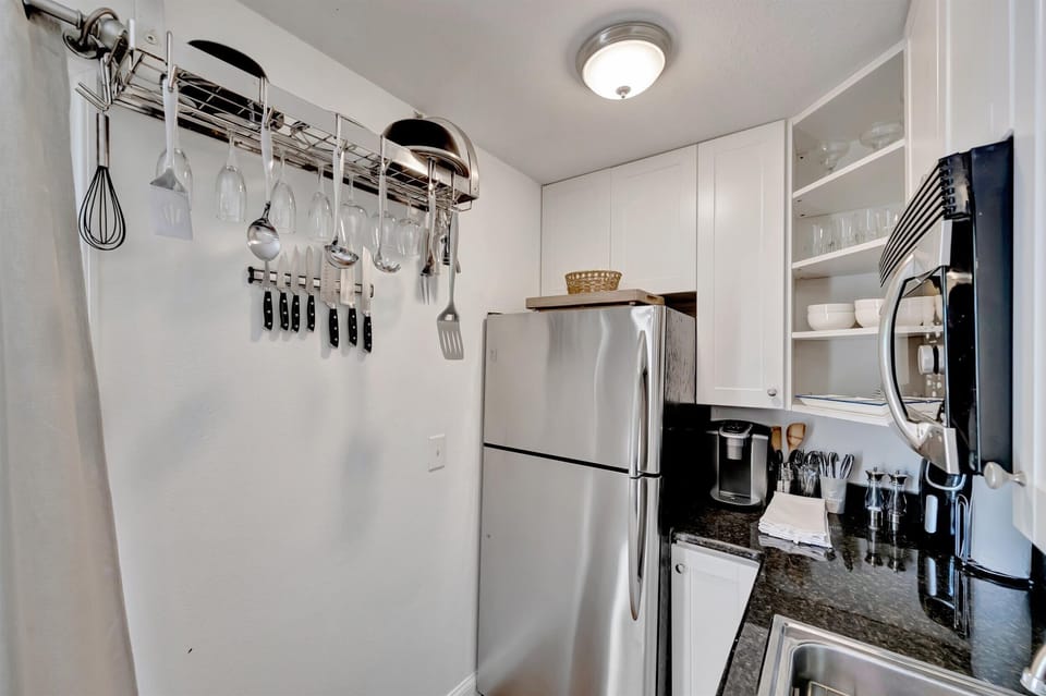 Classic Studio, 1 Queen Bed | Private kitchen