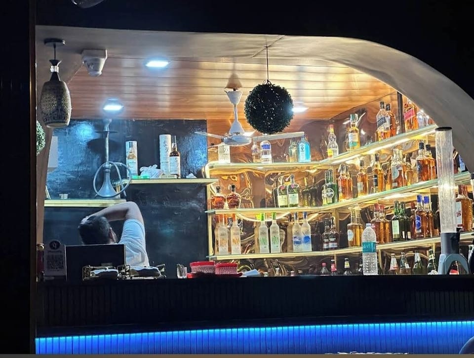 2 bars/lounges