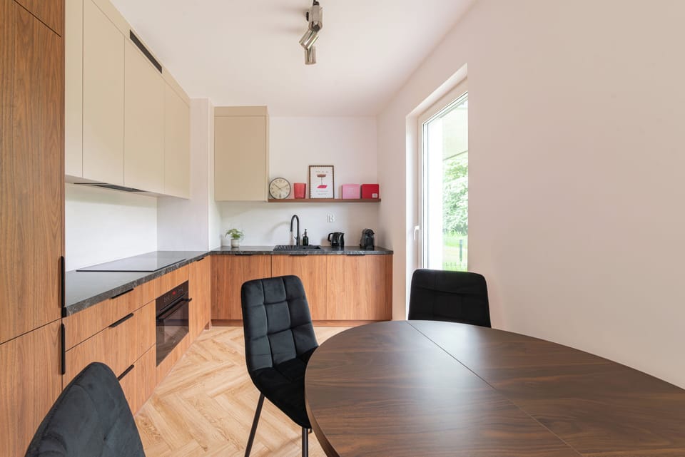 Deluxe Apartment, Garden View | Private kitchen | Highchair