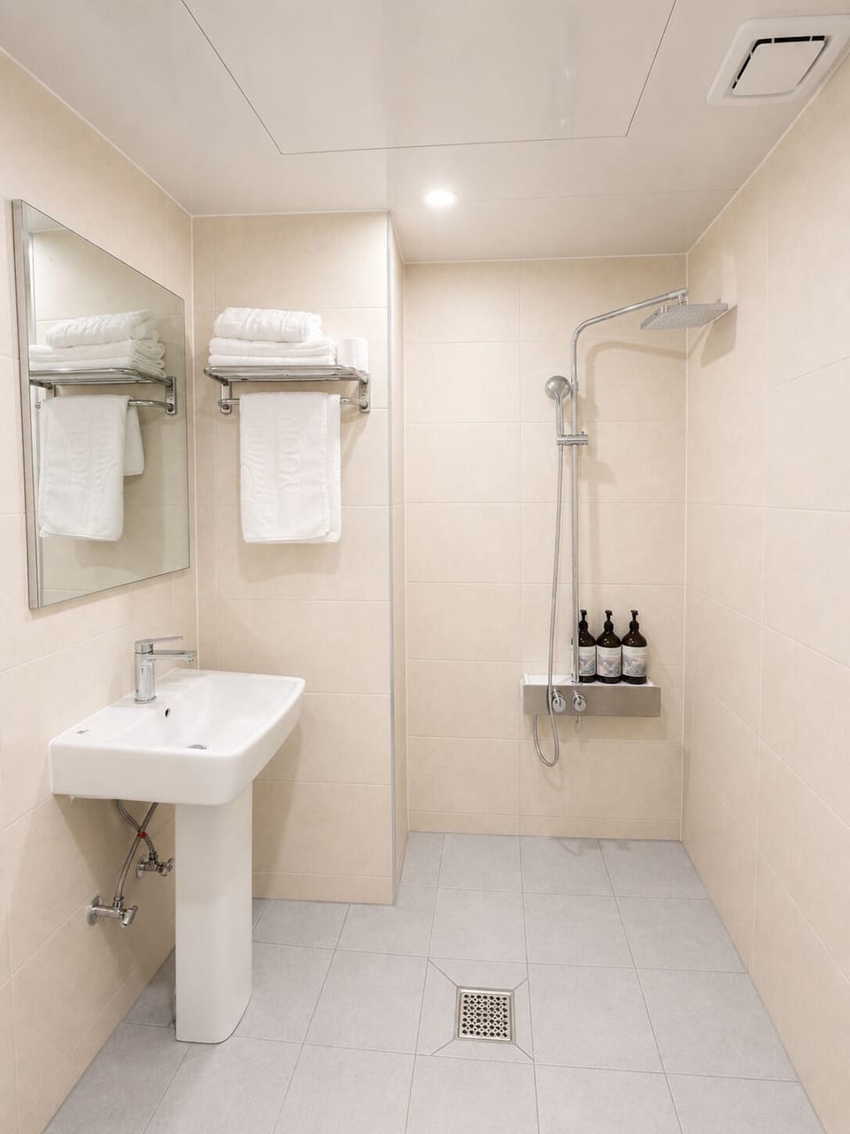 Standard Double Room | Bathroom | Shower, free toiletries, hair dryer, towels