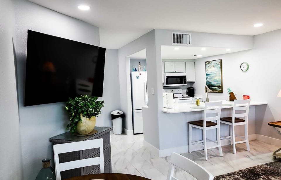 Condo, 1 Bedroom | Dining