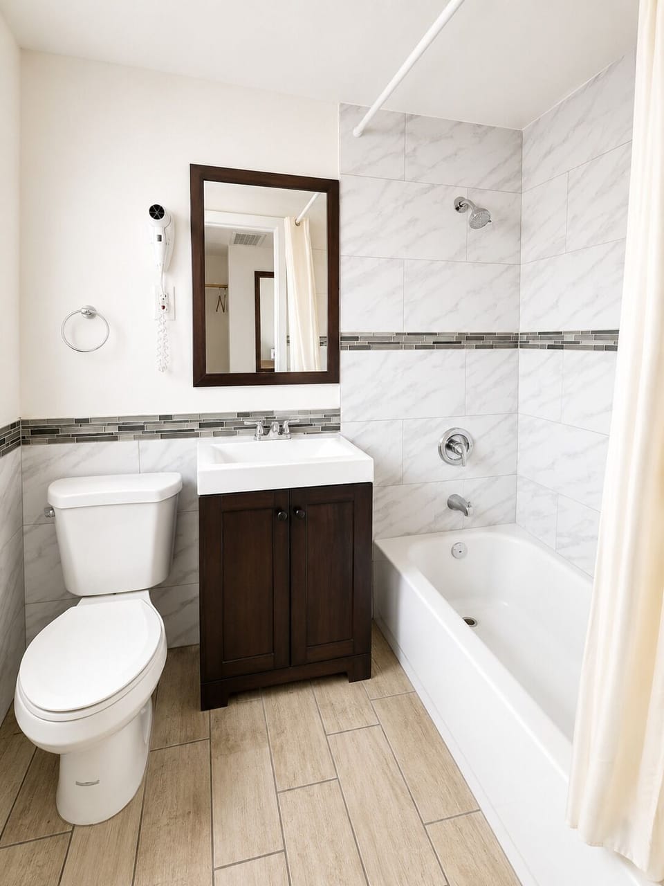 Deluxe Room, 1 King Bed, Non Smoking, Refrigerator | Bathroom | Towels, soap, shampoo, toilet paper