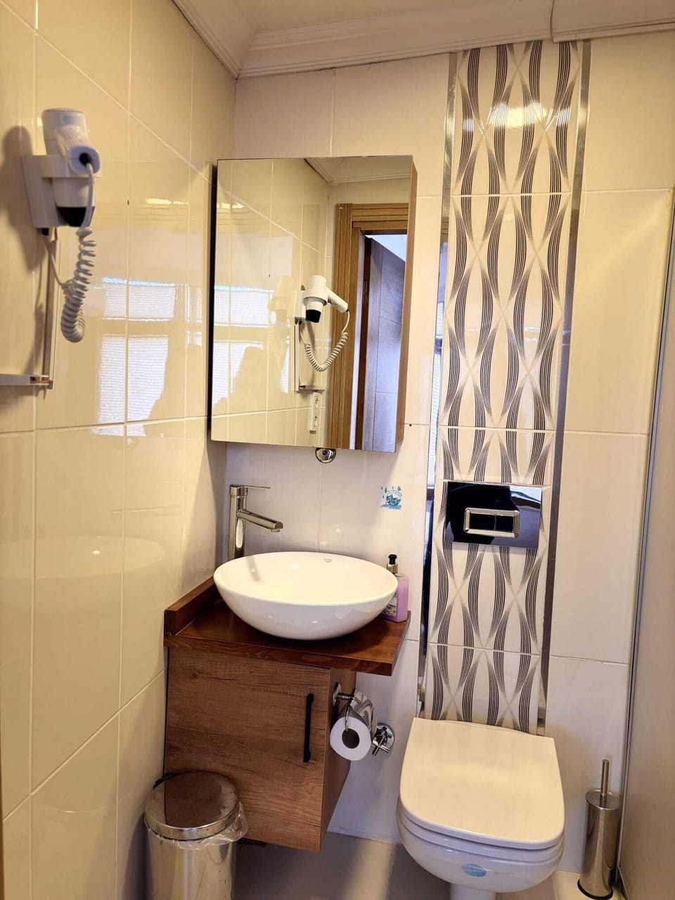 Jetted tub, free toiletries, hair dryer, towels