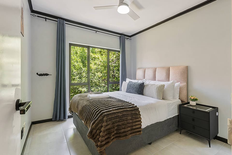 Zalari Loft B, Nature-inspired 2 Bed Loft Paulshof Apartment in Sandton