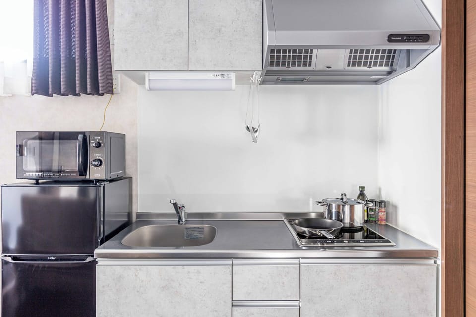 Standard Apartment, Lanai | Private kitchen | Microwave, stovetop, cookware/dishes/utensils