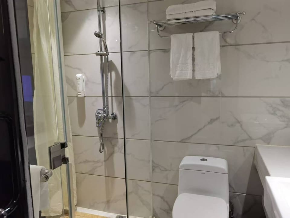 Basic Double Room Single Use, Park View | Bathroom | Shower, free toiletries, hair dryer, slippers