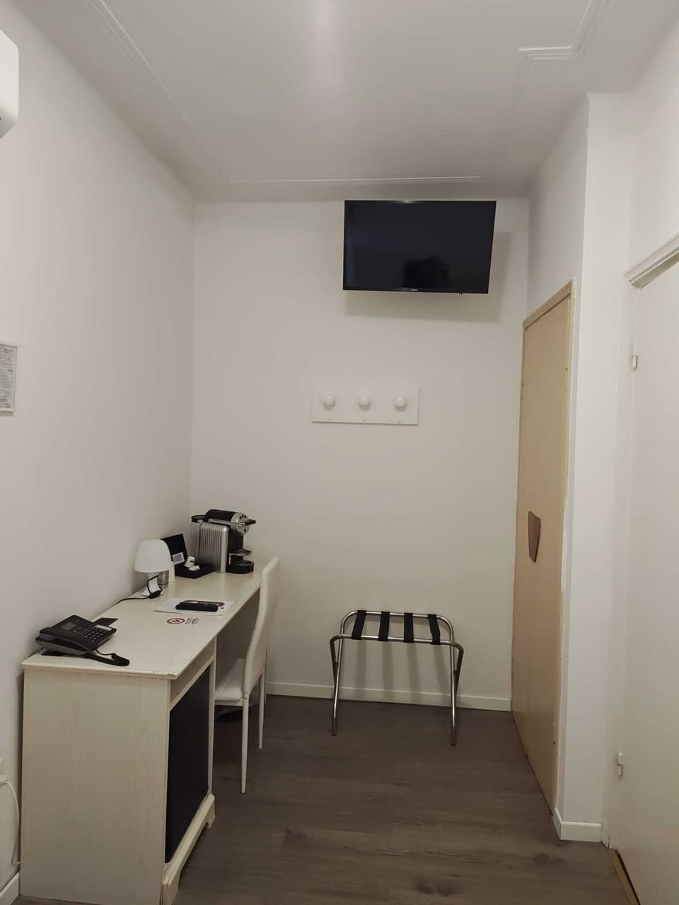 Single Room | Minibar, in-room safe, desk, blackout drapes