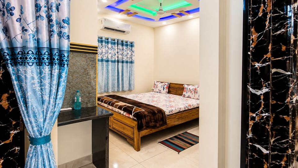 Premium bedding, desk, laptop workspace, WiFi (free)