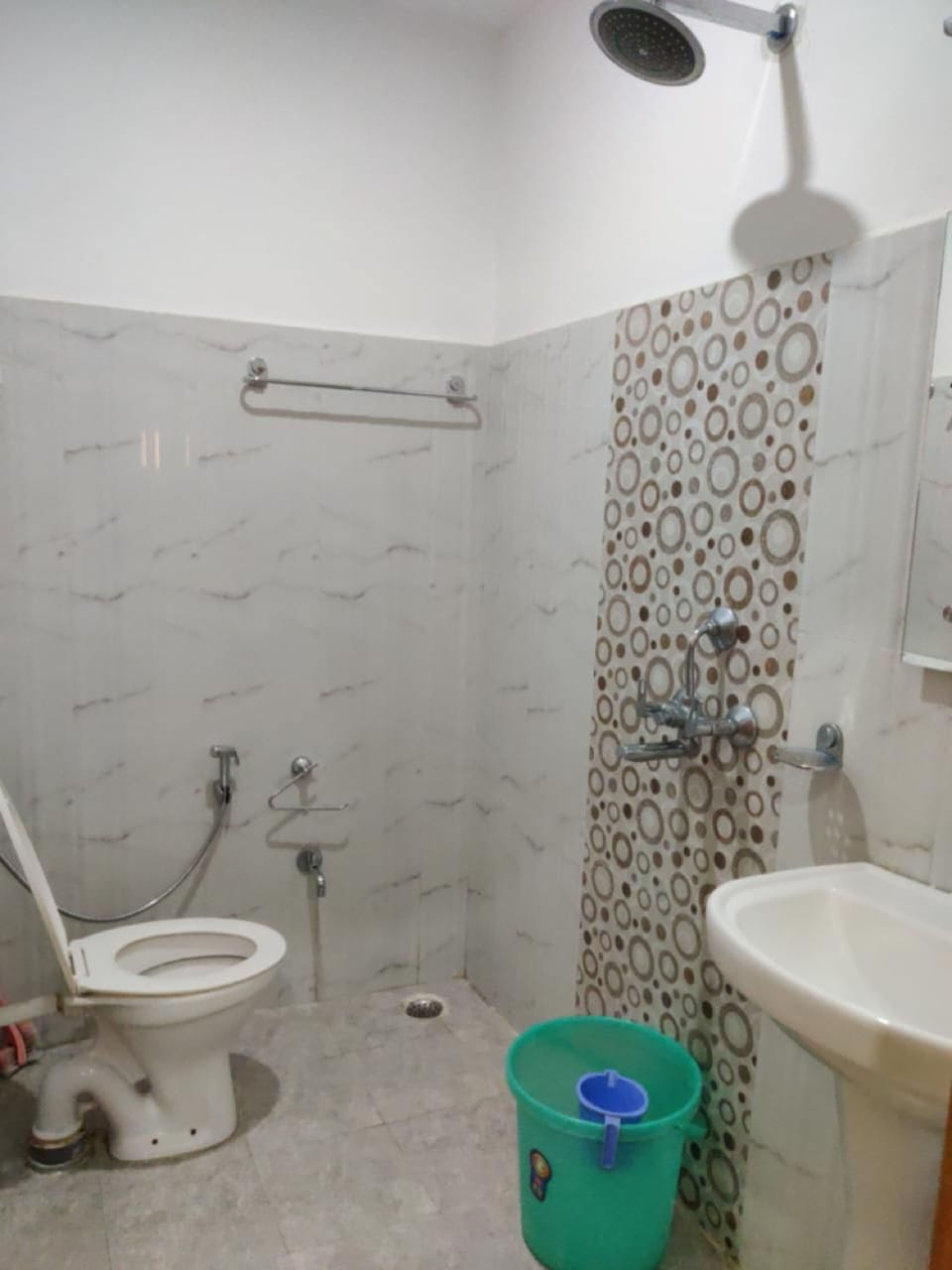 Deluxe Room | Bathroom | Shower, free toiletries, towels, soap