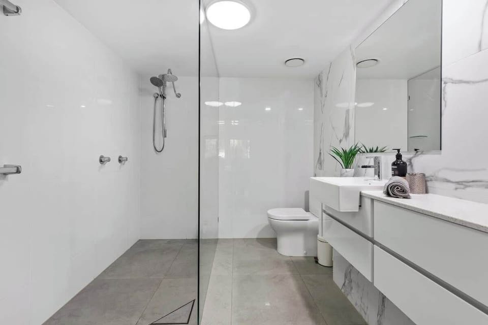 New Farm Water Views! 2bed/2bath/1car Apartment in Brisbane