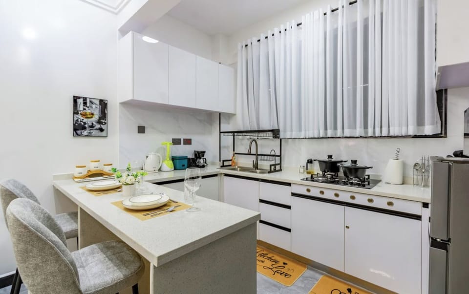 Deluxe Apartment, Balcony, City View | Private kitchen | Full-size fridge, microwave, cookware/dishes/utensils
