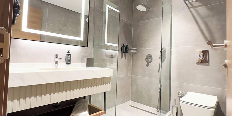 Economy Room | Bathroom | Free toiletries, hair dryer, bathrobes, slippers