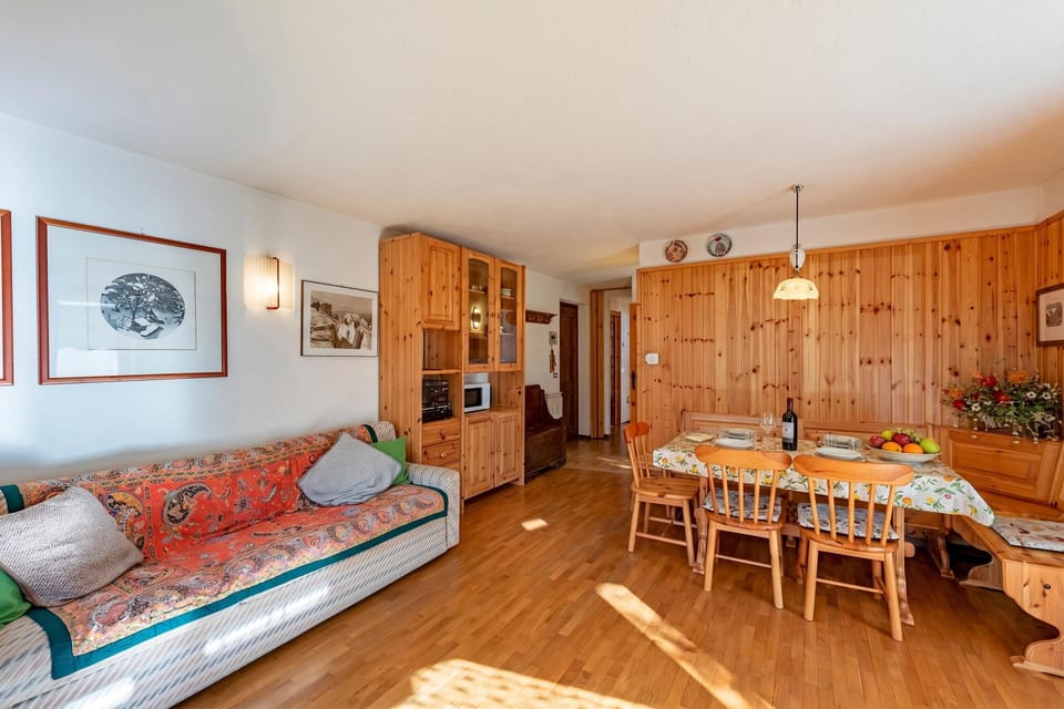 Family Apartment, 2 Bedrooms, Microwave (Family Apartment Steps From Ski Lifts) | Interior