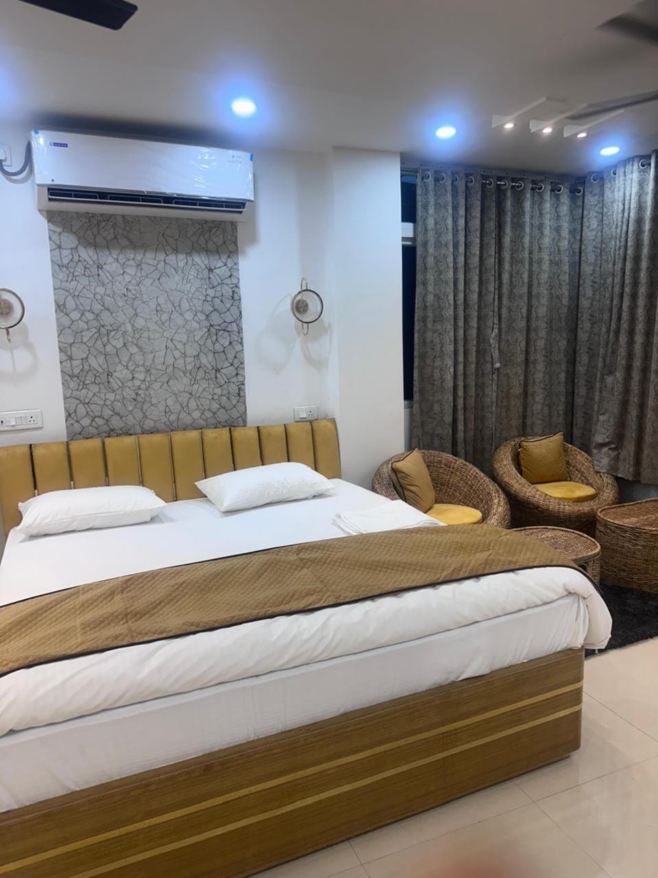 Deluxe Room | Rollaway beds, bed sheets
