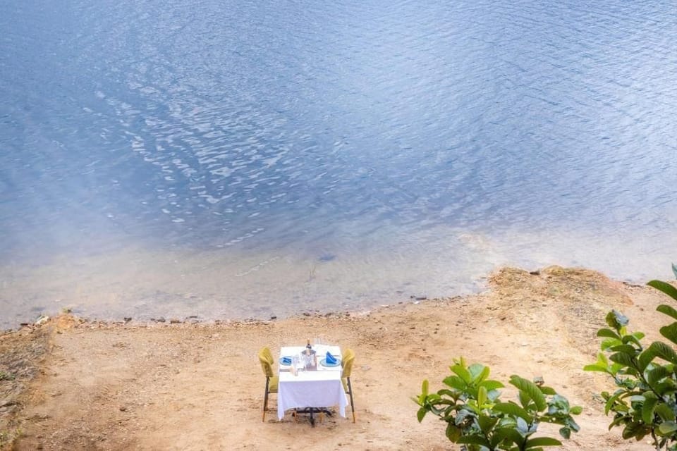 Beach nearby, white sand, beach bar