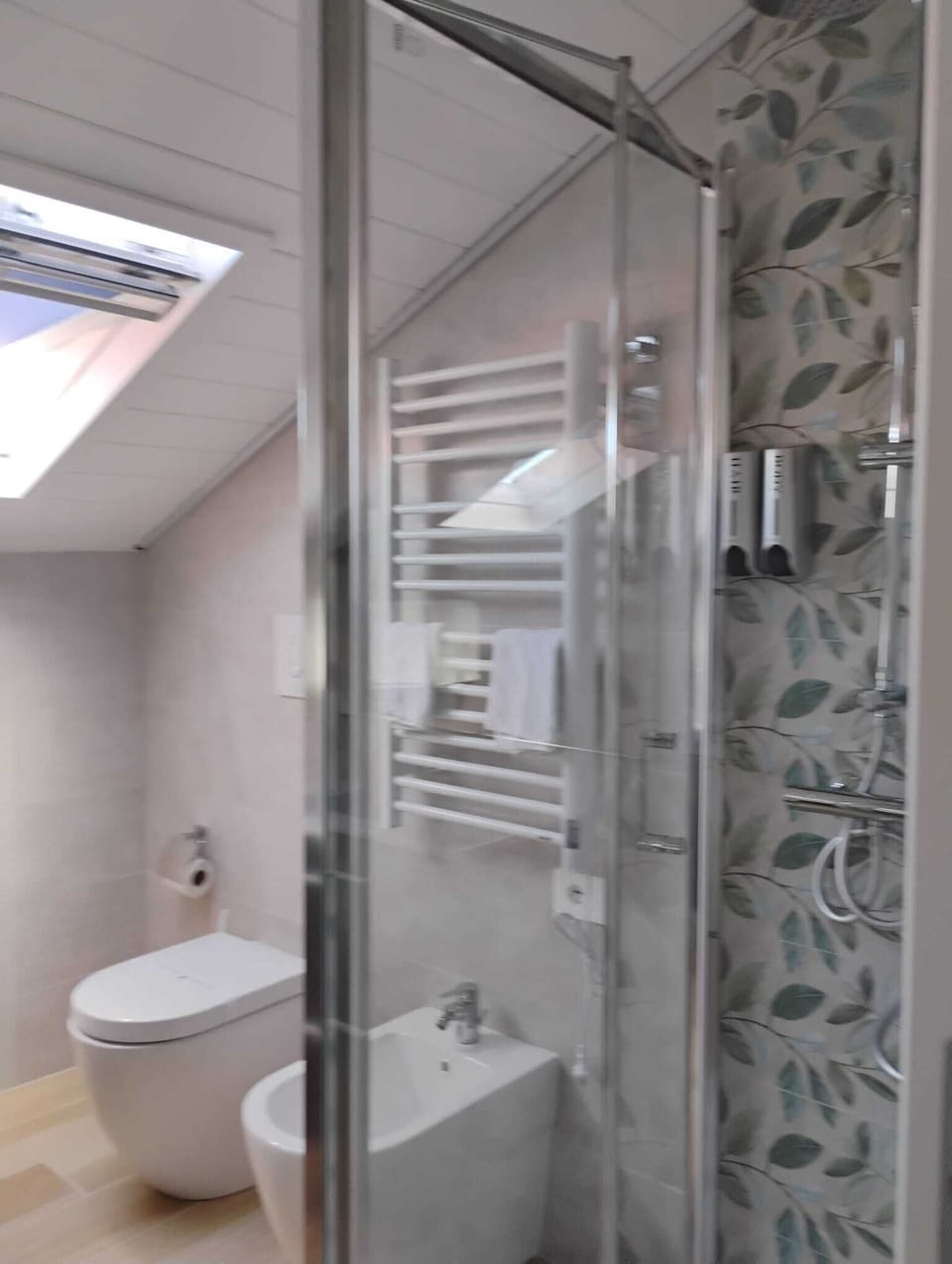 Deluxe Quadruple Room | Bathroom | Eco-friendly toiletries, slippers