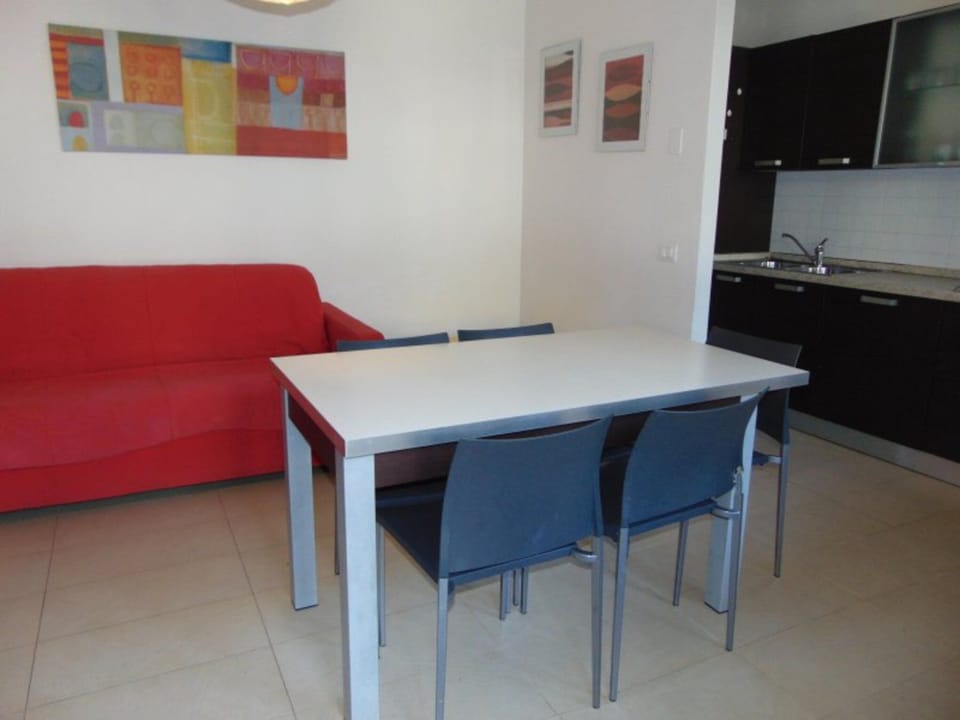Apartment, 2 Bedrooms, Terrace, Garden View | Dining room