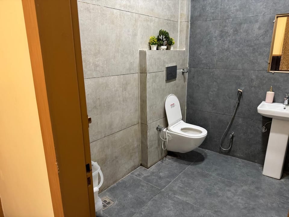 Deluxe Triple Room | Bathroom | Shower, free toiletries, towels, soap