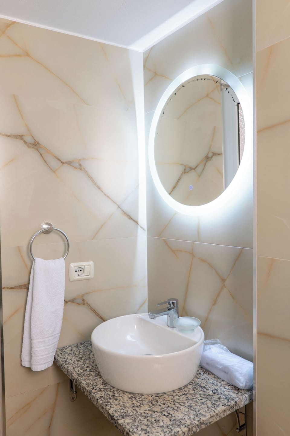 Double Room, Balcony, City View | Bathroom | Free toiletries, towels, toilet paper