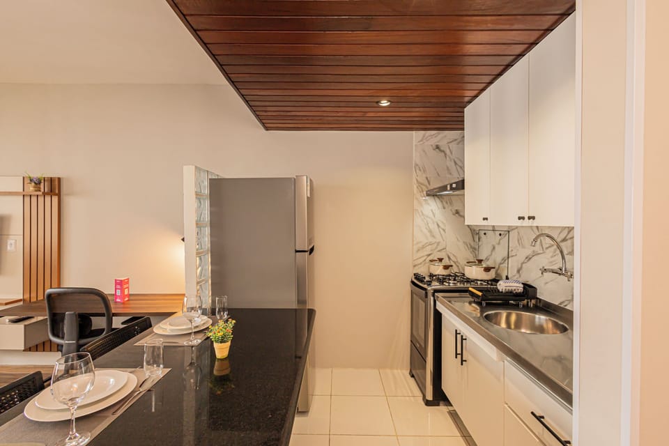 Deluxe Apartment | Private kitchen | Fridge, microwave, stovetop, coffee/tea maker