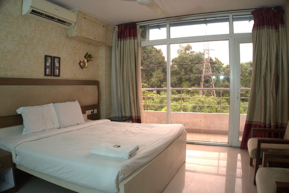 Deluxe Room | Hypo-allergenic bedding available, desk, WiFi (free)