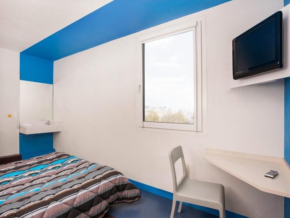 Premium bedding, in-room safe, iron/ironing board, free WiFi