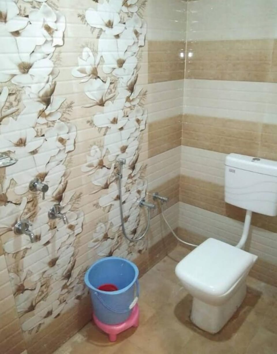 Shower, free toiletries, towels