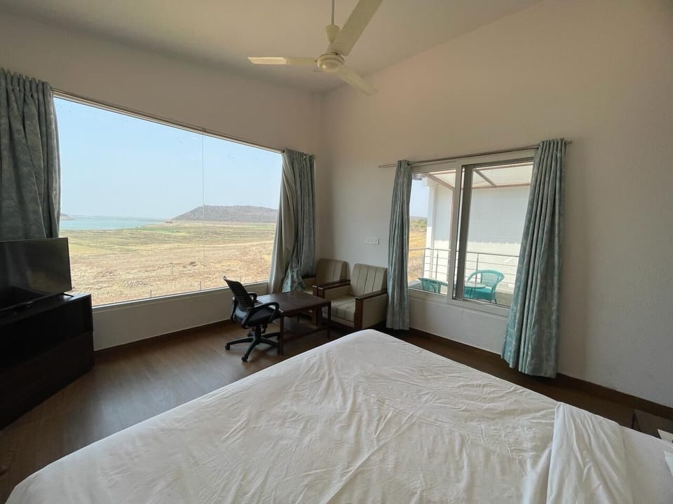 Premium Cottage, Balcony | Hypo-allergenic bedding, in-room safe, desk, laptop workspace