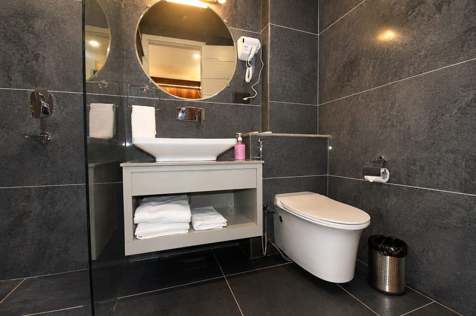 Deluxe Room, Garden View | Bathroom | Shower, hair dryer, slippers, towels