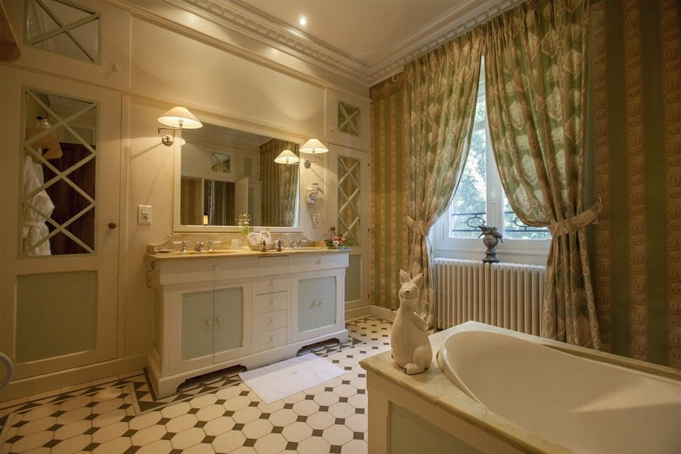 Deluxe Double Room, Private Bathroom (2) | Bathroom