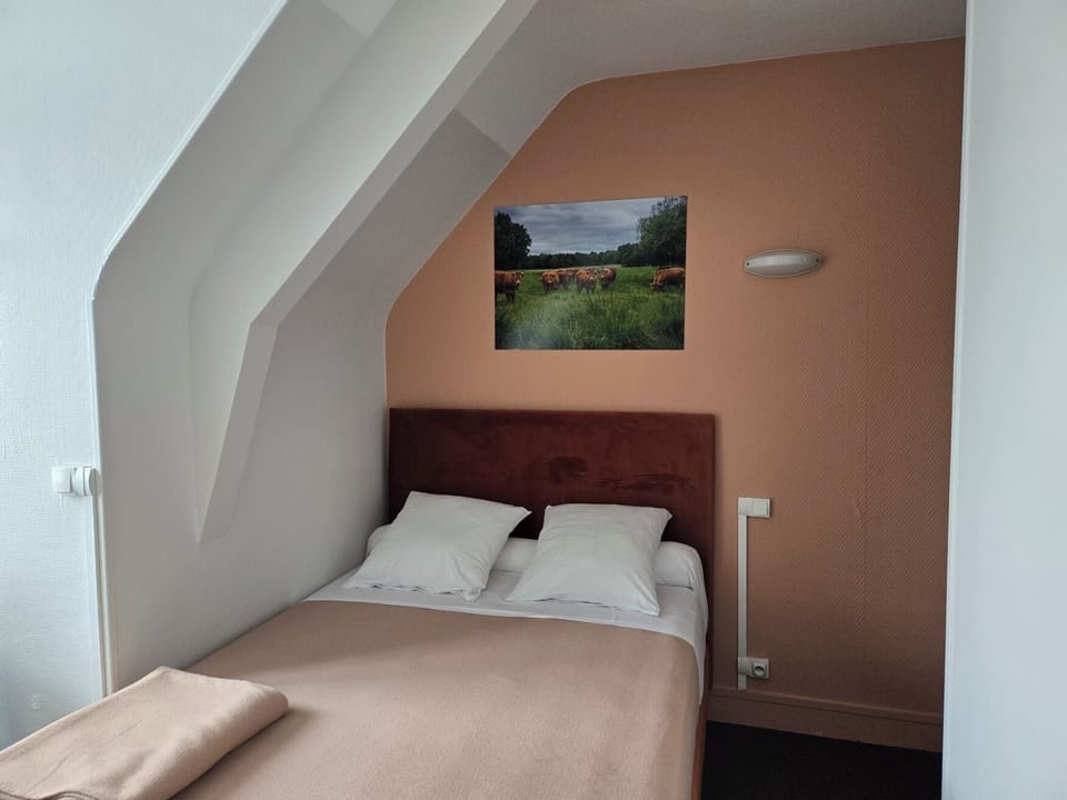Desk, soundproofing, iron/ironing board, free WiFi