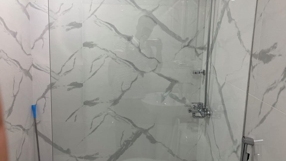 Deluxe Triple Room | Bathroom | Soap, shampoo, toilet paper