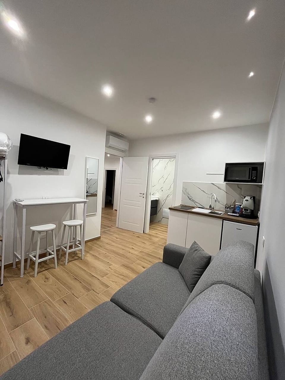 Standard Studio, Private Bathroom | Living area
