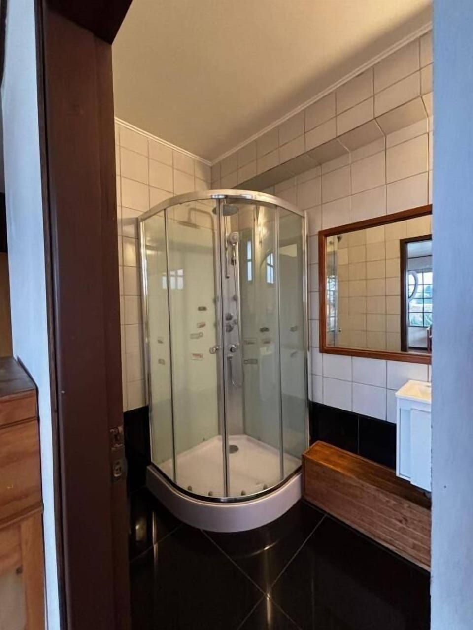 Deluxe Double Room | Bathroom | Hair dryer, towels, soap, shampoo