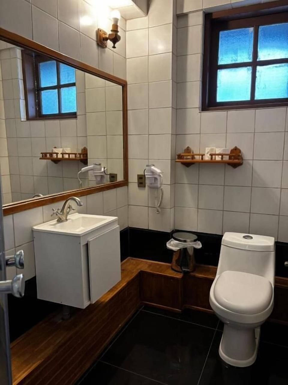 Deluxe Double Room | Bathroom | Hair dryer, towels, soap, shampoo