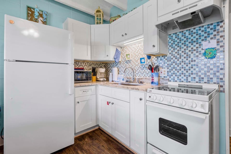 Studio, 1 Queen Bed with Sofa bed (Gulf Village 101) | Private kitchen