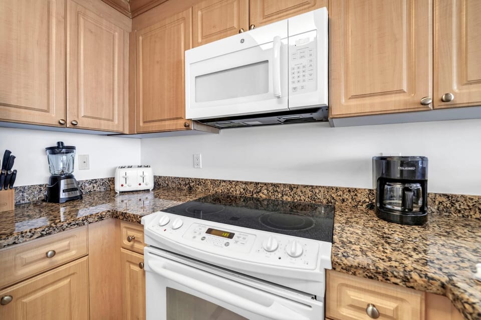 Condo, 1 Queen Bed with Sofa bed (Boardwalk 1805) | Private kitchen